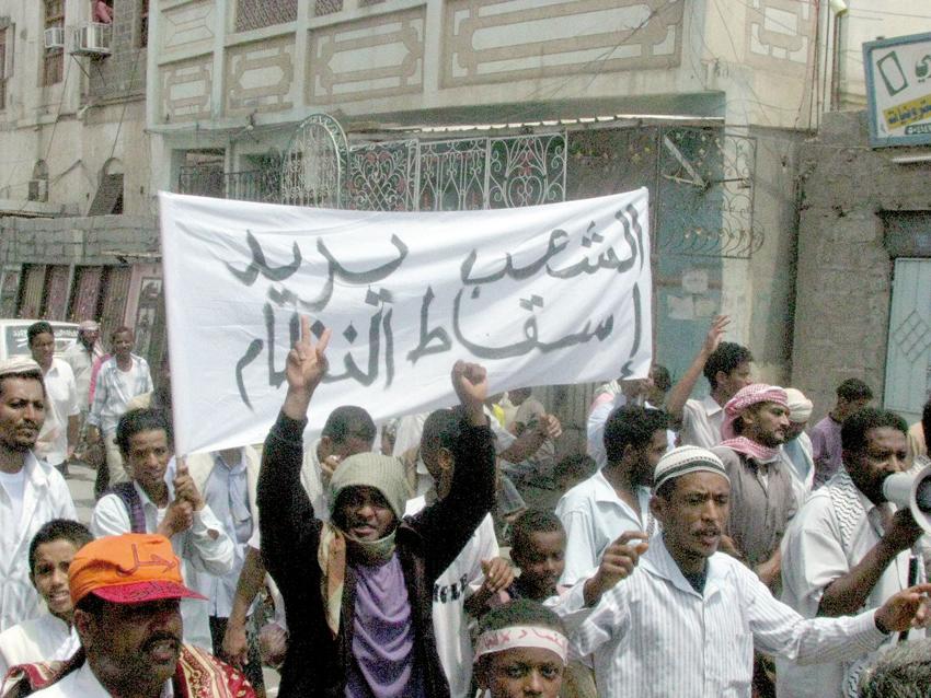 خطيب ساحة التحرير بحوطة لحج يدعو الشعب إلى كسر حاجز الصمت والانضمام للثورة