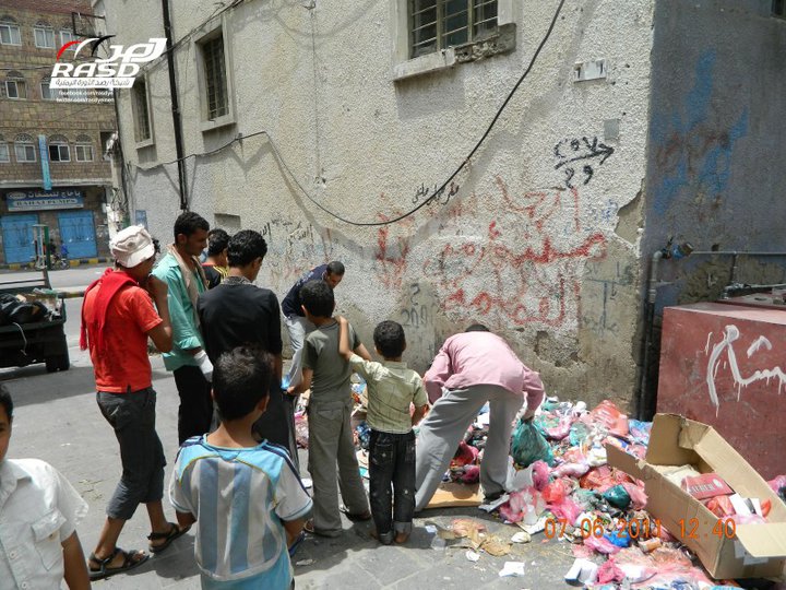 شباب التغيير بتعز ينفذون حملة نظافة لشوارع المدينة