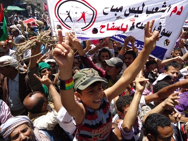 شباب تعز يجوبون شوارع المدينة للمطالبة بمجلس انتقالي وسحب قوات صالح