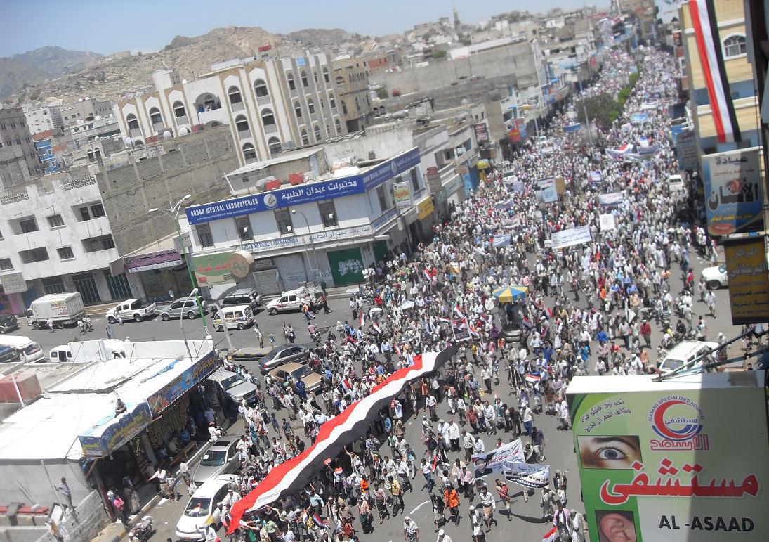حملة عسكرية تقتحم منزل الشيخ عامر بالقاعدة ومسيرة مليونية تشهدها إب