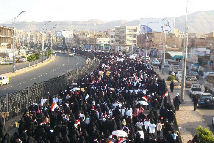 مسيرة شبابية تجوب شوارع العاصمة للمطالبة برحيل أقارب صالح وتشكيل مجلس انتقالي