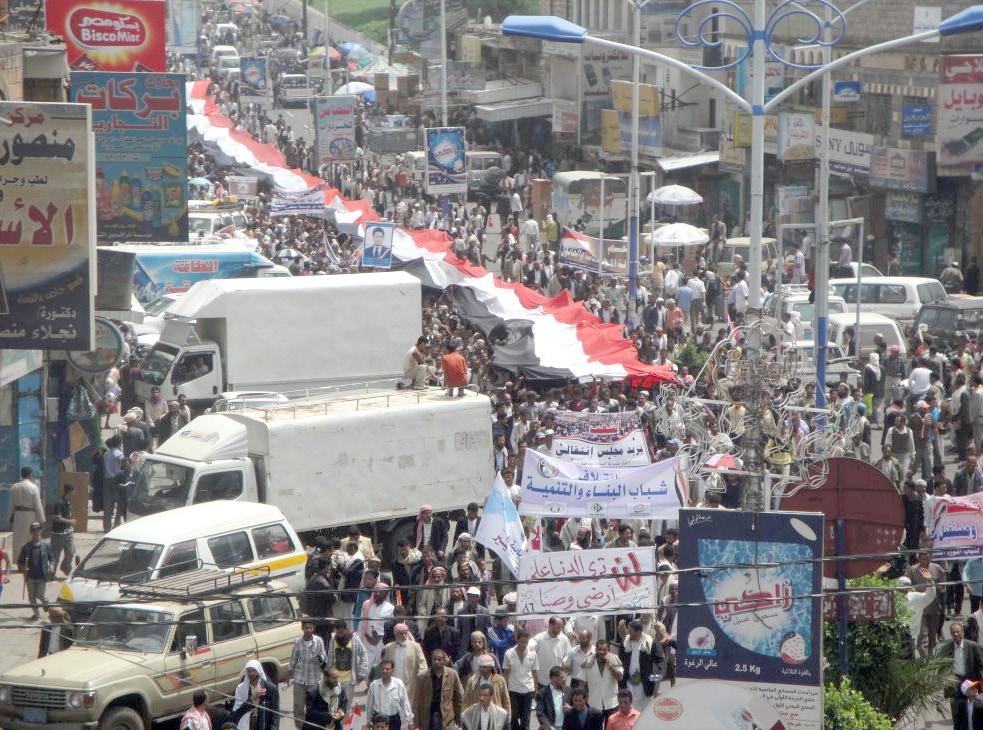 مئات الآلاف في إب يجوبون شوارع المدينة للمطالبة بسرعة الحسم الثوري