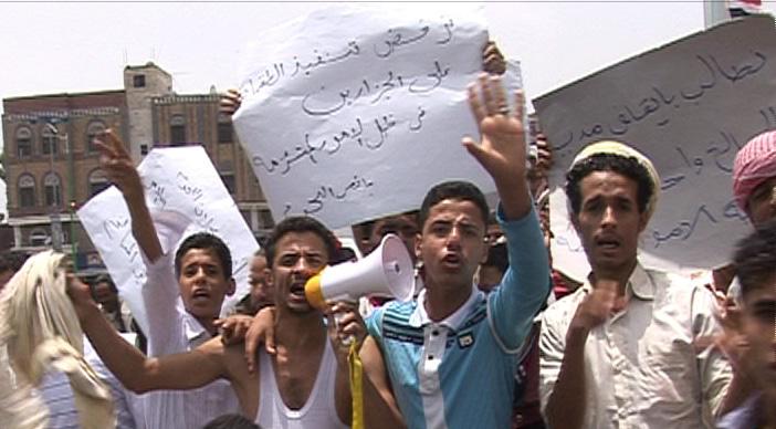 جزارو تعز يعتصمون أمام مبنى المحافظة للمطالبة بإيقاف تعنت مدير المسالخ