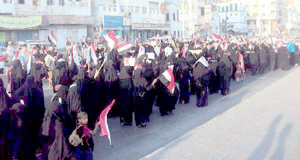 مسيرة نسائية بالحديدة للمطالبة بتشكيل مجلس إنتقالي ومحاكمة بقية رموز النظام