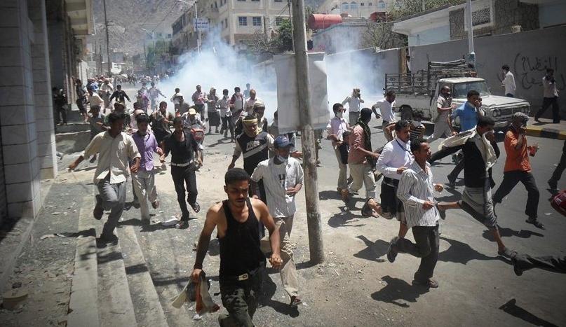  صحيفة أميركية: السلطات اليمنية منشغلة بمحاربة المتظاهرين العزل ولم تفعل شيئاً تجاه المسلحين الذين سيطروا على أبين ويحاصرون عدن