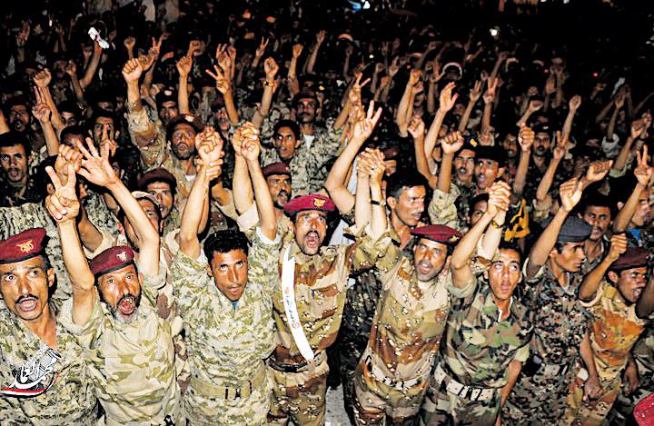 المئات من الحرس والنجدة والأمن المركزي يعلنون انضمامهم للثورة في ساحة التغيير بصنعاء