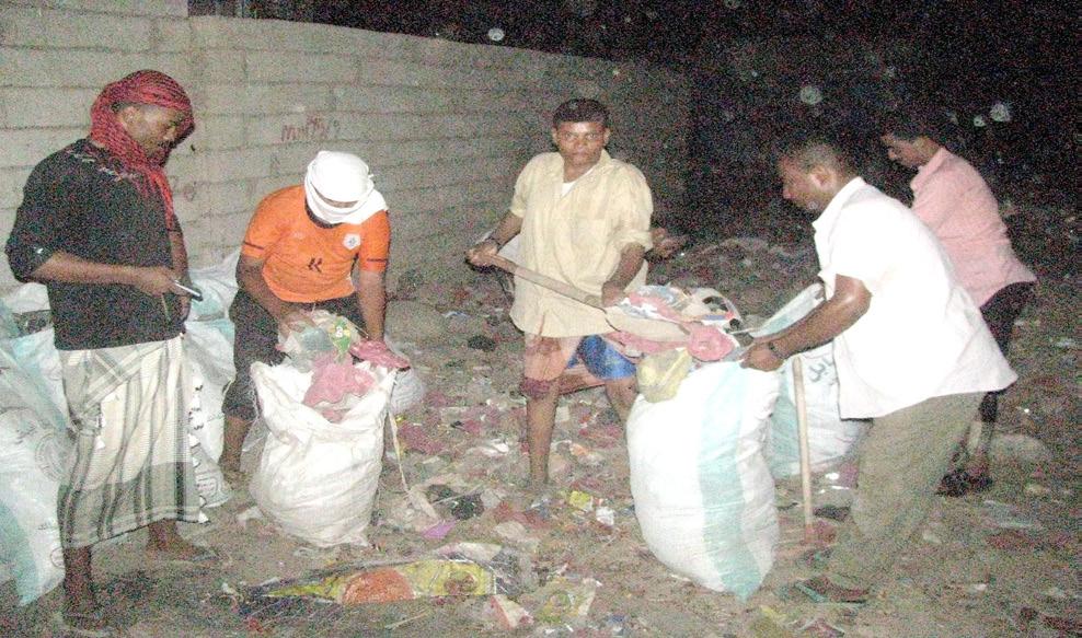 مواطنو الحوطة يقومون بنقل وتصفية مخلفات القمامة المتراكمة أمام حاراتهم 