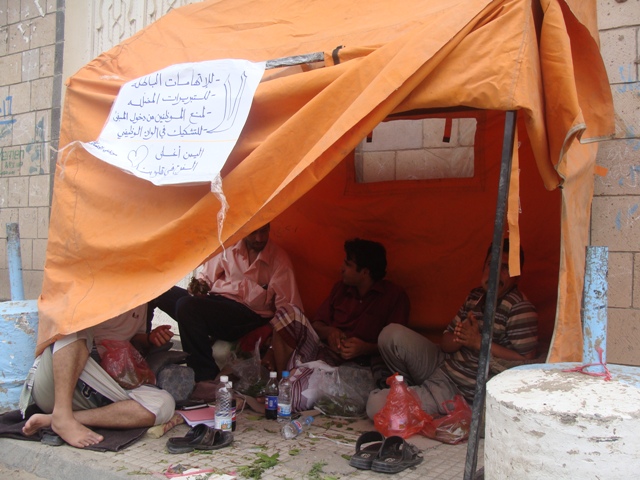 موظفو مكتب الاتصالات بالبيضاء ينصبون خيمة احتجاجاً على منعهم من الدخول في غير أوقات الدوام الرسمي