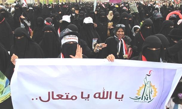مسيرات حاشدة بصنعاء والبيضاء والضالع للمطالبة بالحسم وللتحذير من الالتفاف على الثورة