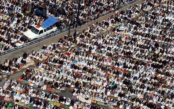 حشود الستين بالعاصمة صنعاء تندد بالتآمر الخارجي على الثورة وتؤكد رفضها للوصاية