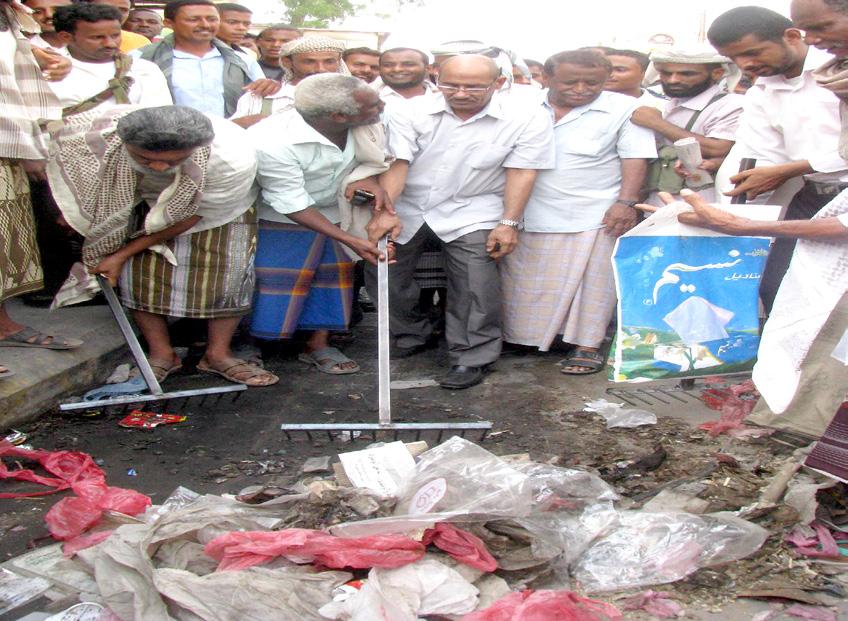  المجلس الأهلي يدشن حملة نظافة الحوطة.. وعمال النظافة يطالبون بمرتباتهم
