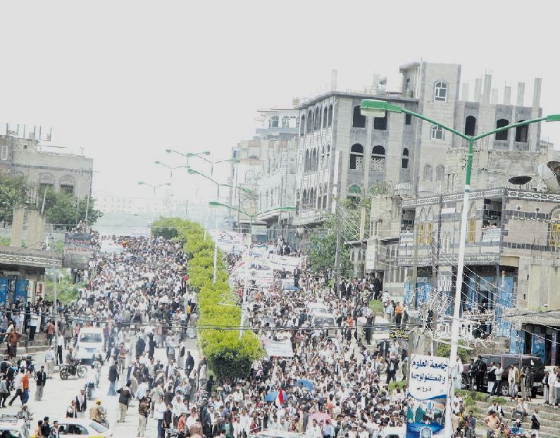 مئات الآلاف في إب يجوبون شوارع المدينة رفضاً وتنديداً بمجازر النظام