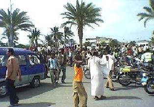 مظاهرة بالحديدة تطالب المحافظ بالرحيل وتقتحم محطة طوارئ الكهرباء