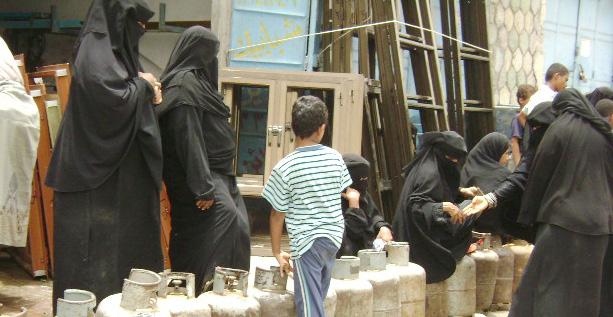نساء الحديدة يقطعن الشارع العام بالاسطوانات الفارغة احتجاجاً على انعدام الغاز المنزلي