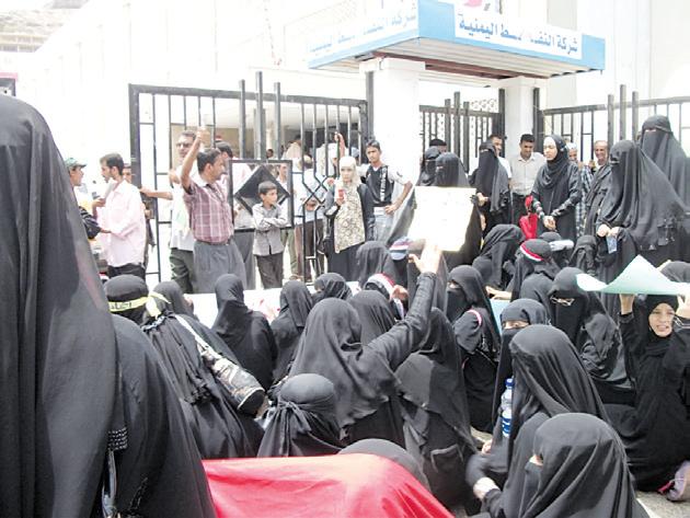 نساء عدن في وقفة احتجاجية أمام شركة النفط لرفض العقاب الجماعي وافتعال الأزمات