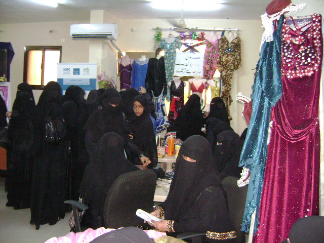  افتتاح معرض المنتجات الحرفية والمشروعات الصغيرة بمحافظة الحديدة