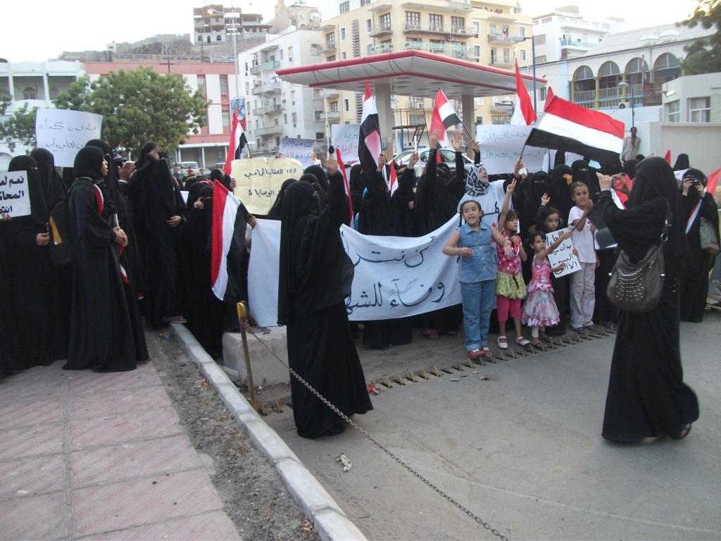 وقفة احتجاجية لنساء وشباب الثورة أمام فضائية عدن