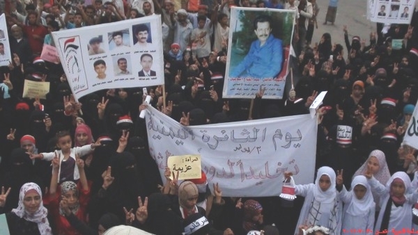  إصابة ناشط بساحة الحرية بتعز إثر قصف شهدته المدينة.. والنساء يشهرن يوم الثائرة اليمنية ( صور )