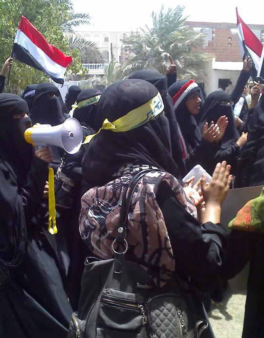 وقفة احتجاجية لمعلمات الثورة أمام مكتب التربية بعدن ونقابة المعلمين تؤيد