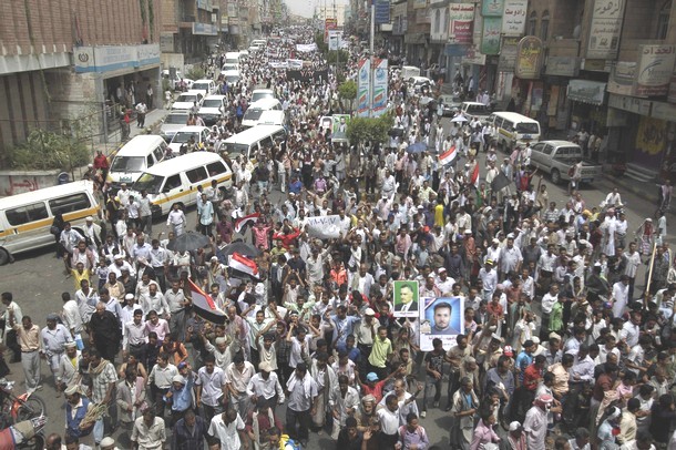  وصول تعزيزات عسكرية إلى مستشفى الثورة بتعز ومسيرة حاشدة للمطالبة بالحسم الثوري 