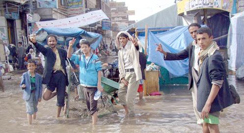 المعتصمون في ساحة التغيير بصنعاء يقاومون سيول الأمطار ويؤكدون صمودهم حتى إسقاط نظام صالح 