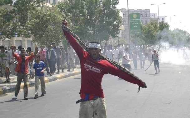   عدن تعيش أجواء غير أمنية وإطلاق النار لتفريق محتجين بشأن النظافة