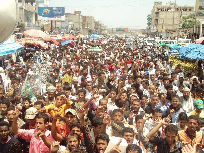 عشرات الآلاف في دمت يؤدون الصلاة بجولة الحرية ومسيرة حاشدة لمباركة المجلس الوطني