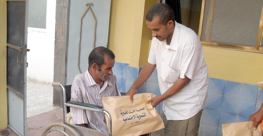 جمعية الامناء تقدم هدايا ومواد غذائية لدار العجزة بعدن