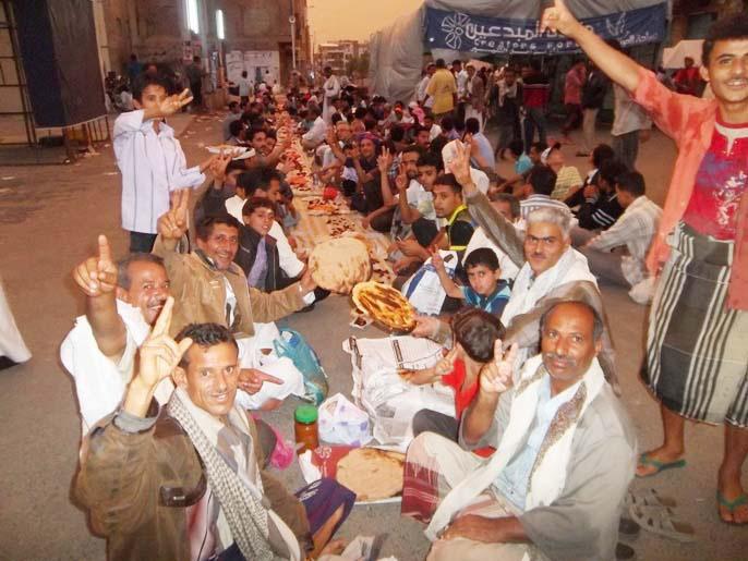 ساحة الحرية بتعز.. المكان الذي استهوى إليه أفئدة الناس وتسابقت إليه الجموع للتأدية صلاة التراويح وسط غزارة الأمطار