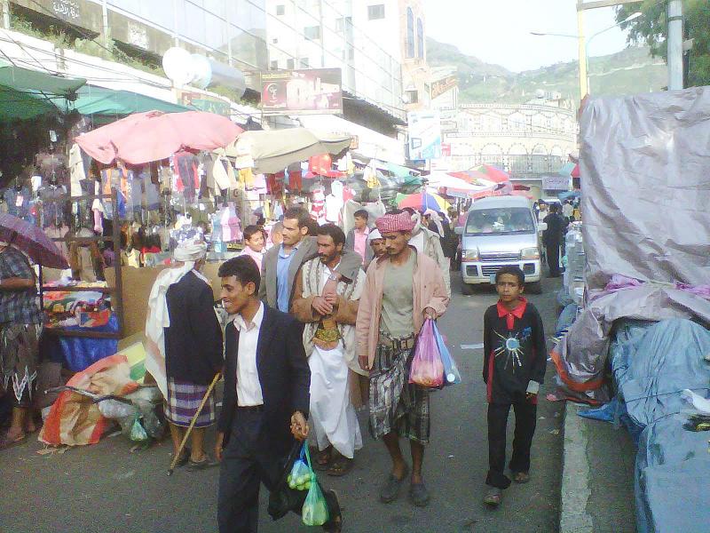 إب في رمضان ..إخاء وتراحم وزخم ثوري ومائدة إفطار للفقراء والمساكين 