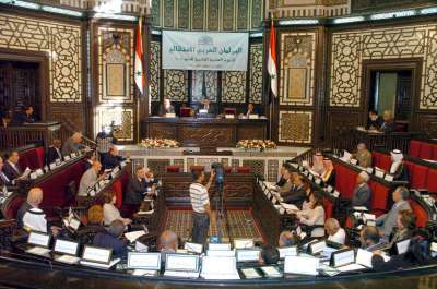 البرلمان العربي يؤكد ضرورة تسليم السلطة إلى الشعب باعتباره مصدرها الأول