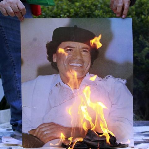 ثوار ليبيا يسيطرون على مجمع باب العزيزية في طرابلس ويتوقون للقبض على القذافي