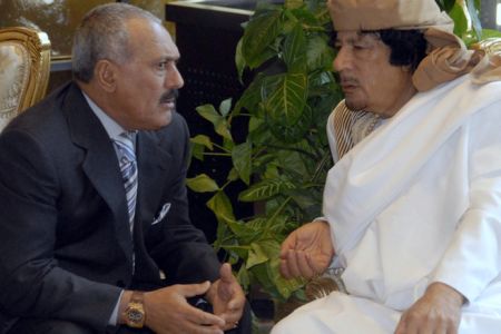 المجلس الوطني يدعو الرئيس صالح إلى العبرة من القذافي والشباب يطالبون بالحسم قبل العيد