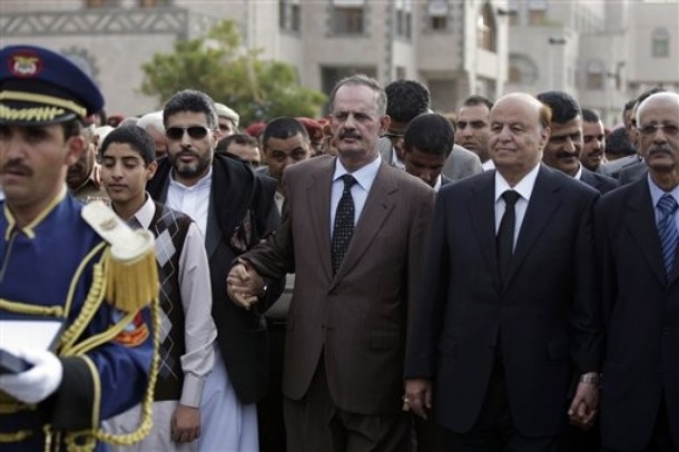 تشييع جثمان رئيس مجلس الشورى إلى مقبرة الشهداء بصنعاء