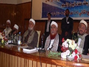 علماء اليمن يدعون لتدارك الأوضاع واستكمال توقيع المبادرة والشروع في نقل السلطة فوراً