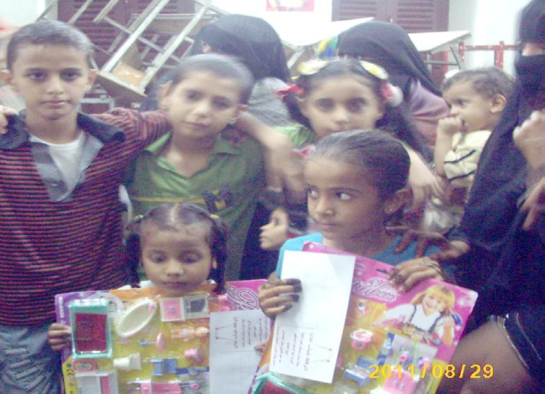 حركة شباب عدن تقدم مساعدات لأسر فقيرة وأطفال نازحي زنجبار خلال أيام العيد