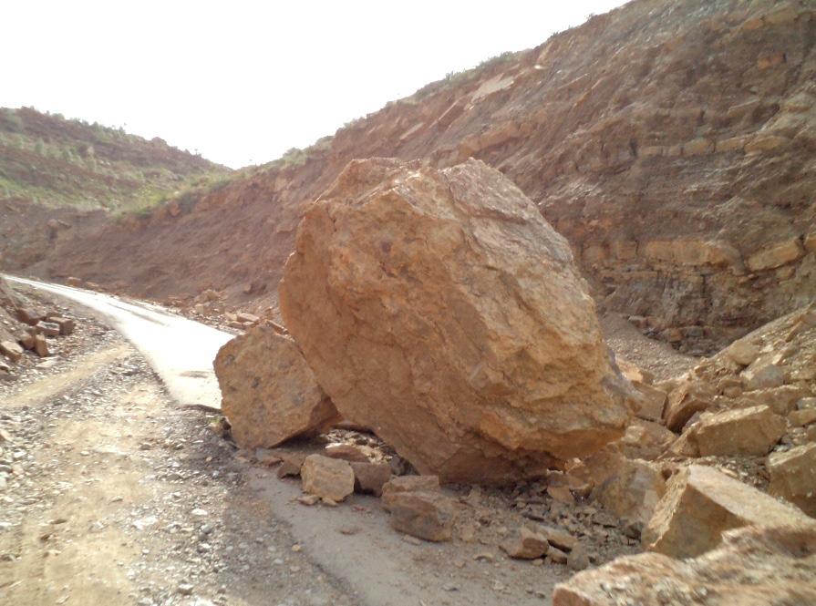 أحجار كبيرة وأتربة تقطع الطريق الرئيسية (حجة –مبين- المحابشة) والأهالي يناشدون المحافظ إرسال معدات شق لرفعها
