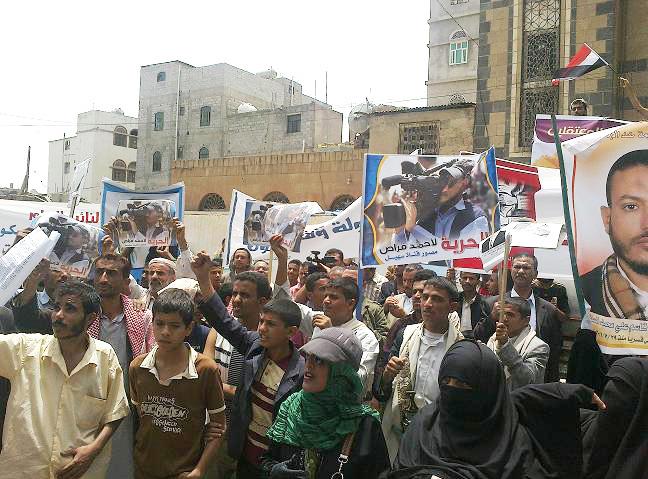 مسيرة للصحفيين والمحامين إلى المحكمة الجزائية بصنعاء للمطالبة بالإفراج عن فراص