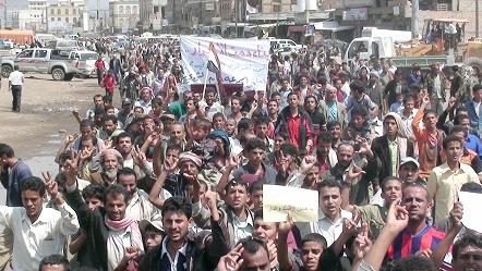   مسيرة حاشدة بالضالع في دمت هتفت للحسم ورئيس الغرفة التجارية يعتبر انتصار الجيش الموالي للثورة في أبين انتصاراً على الدجل السياسي  