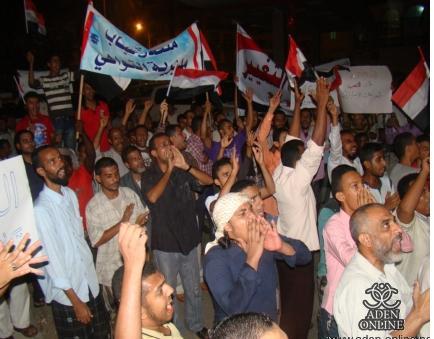وقفة احتجاجية للثوار أمام فضائية عدن يهتفون:(الشعب يريد تطهير الإعلام)  والأمن يشهر السلاح على محتجين