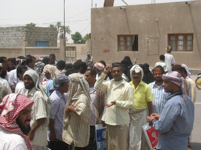   عشرات الموظفين يتظاهرون أمام ديوان محافظة لحج 