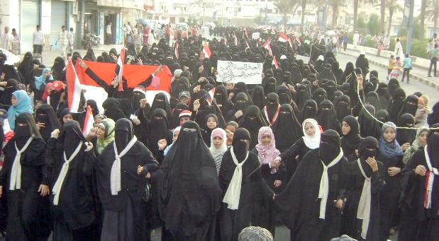 مسيرة نسائية بالحديدة للمطالبة بمحاكمة الرئيس صالح  والتصعيد حتى رحيل بقايا النظام