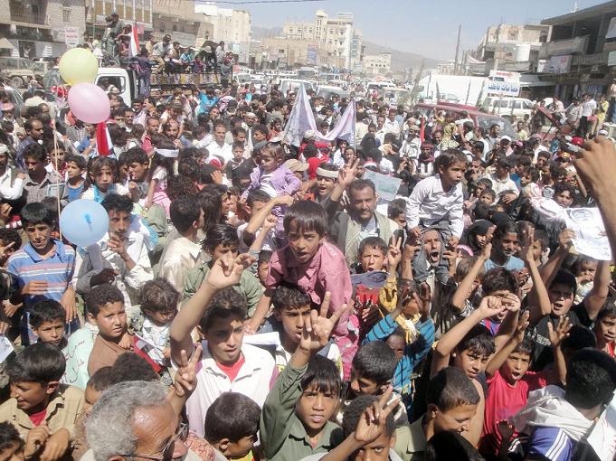 الضالع: مسيرة حاشدة للأطفال في دمت دعت لإسقاط النظام ونددت بقتل أنس السعيدي