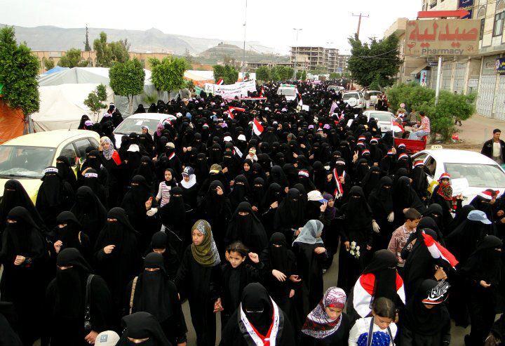 مسيرة بصنعاء تندد بالمجازر وتتعهد بإسقاط خيار الحرب ومحاكمة النظام