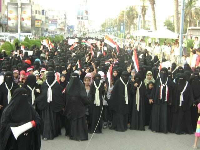  مسيرة نسوية حاشدة بمحافظة الحديدة للتضامن مع الثوار في سوريا وتطالب بمحاكمة الرئيس صالح