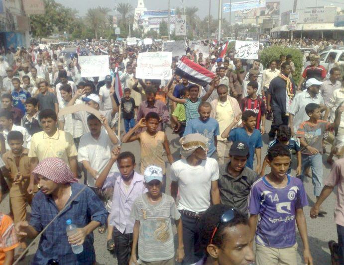 محافظة الحديدة تواصل مسيراتها التصعيدية المطالبة برحيل بقايا النظام ومحاكمتهم