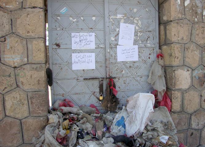 عمال النظافة بردفان يغلقون مبنى السلطة المحلية للمرة الثانية بأكوام القمامة