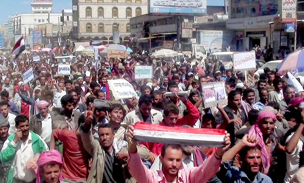 الضالع: الآلاف في دمت يهنئون كرمان ويستنكرون الاعتداء على حرائر تعز 