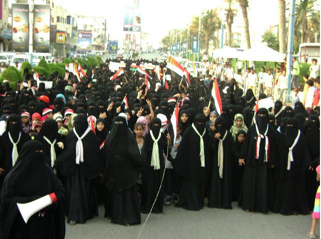 مسيرة نسائية ضخمة بالحديدة للتنديد بجرائم النظام وللمطالبة بمحاكمة رموزه
