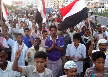   شباب التغيير بالمكلا ينظمون مسيرة جماهيرية استنكاراً للجرائم ضد الثوار السلميين في صنعاء